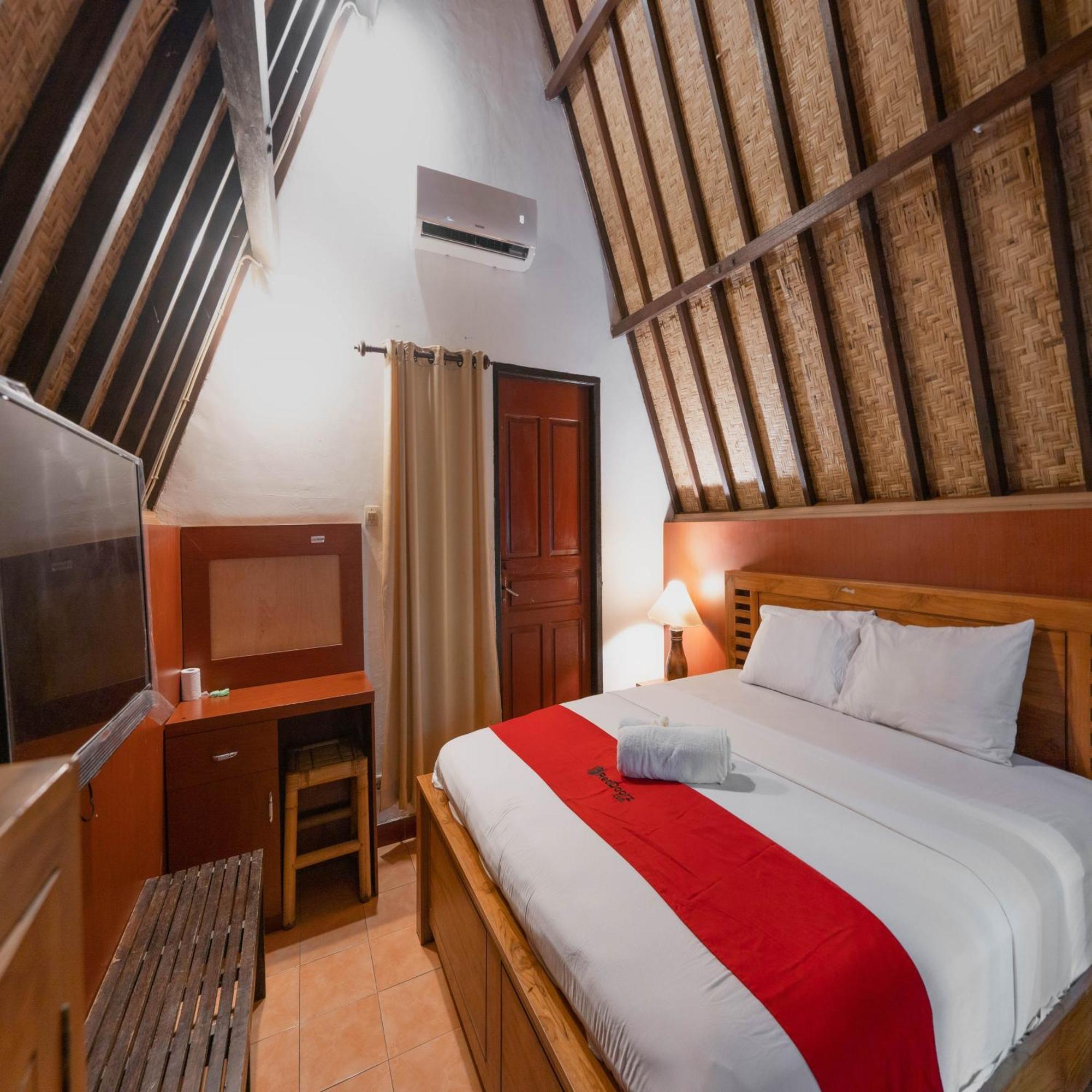 Hotel Reddoorz At Ocean 2 Gili Trawangan Esterno foto